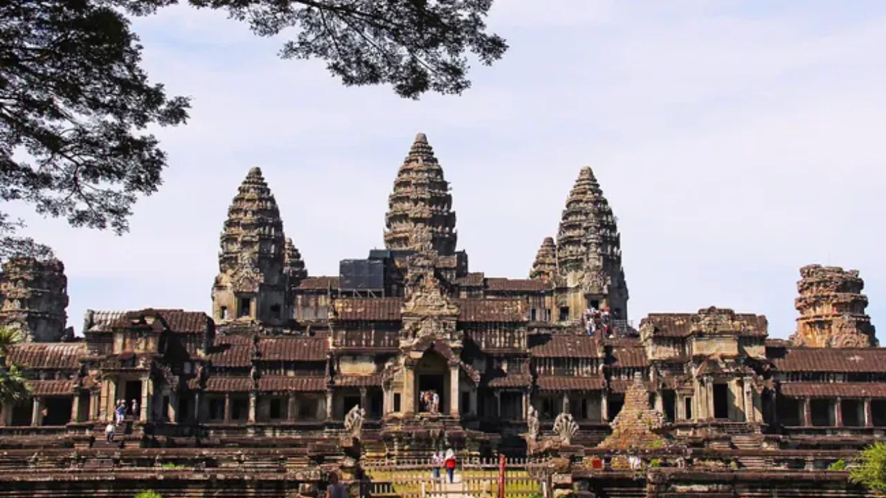 कंबोडियाः अंकोर मंदिर परिसर में मिला बुद्ध की 12वीं प्रतिमा का धड़