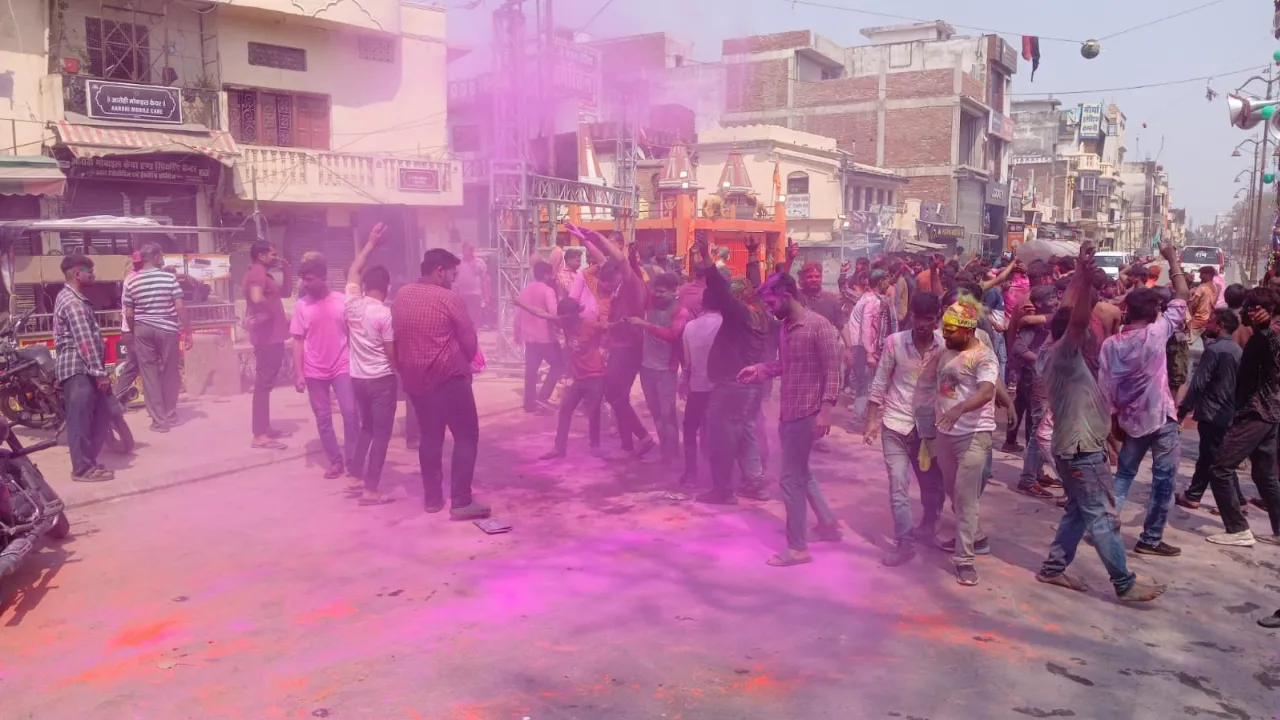 रामलला को लगा सीएम योगी का विशेष रंग, खूब उड़ा अबीर और गुलाल, मस्जिदों में शांति से अदा हुए जुम्मे की नमाज, देखें Photos