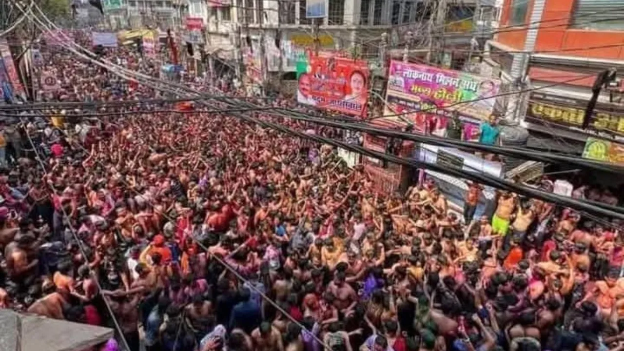प्रयागराज में होली पर जमकर बिखरे रंग, हजारों की संख्या में झूमे लोग