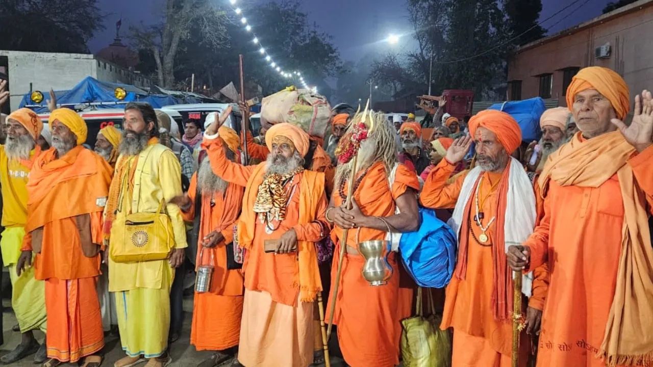 Sitapur: गाजे बाजे के साथ निकली विश्व प्रसिद्ध 84 कोसी परिक्रमा, लोगों ने की पुष्पवर्षा