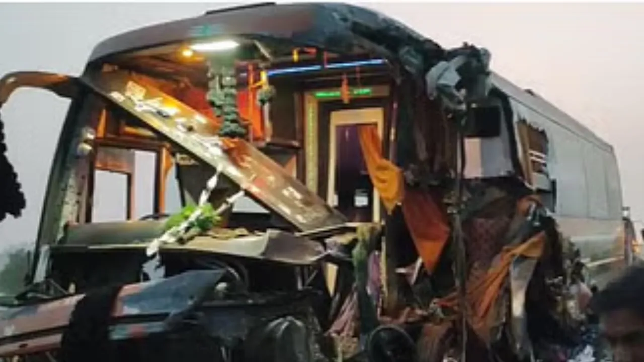 Agra Accident: ट्रक से टकराई सवारियों से भरी बस, चार यात्रियों की मौत 