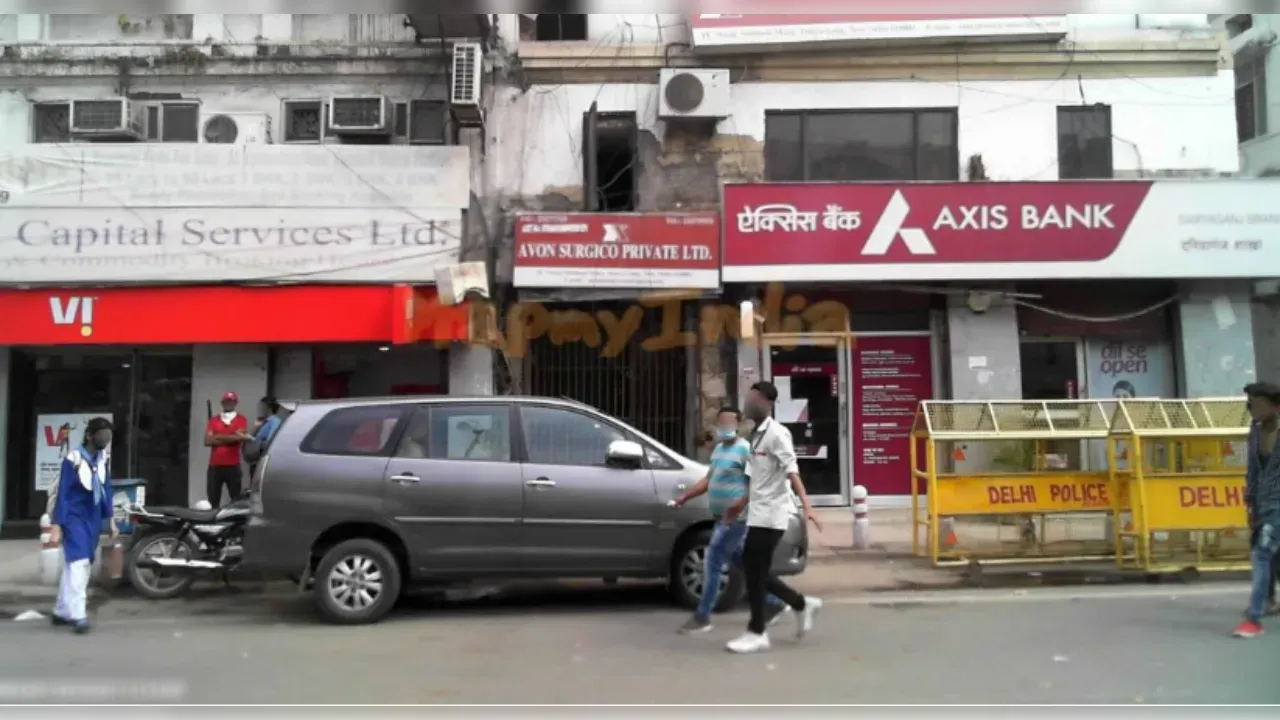 दिल्ली: दरियागंज के Axis Bank में लगी भीषण आग, बालबाल बचे लोग