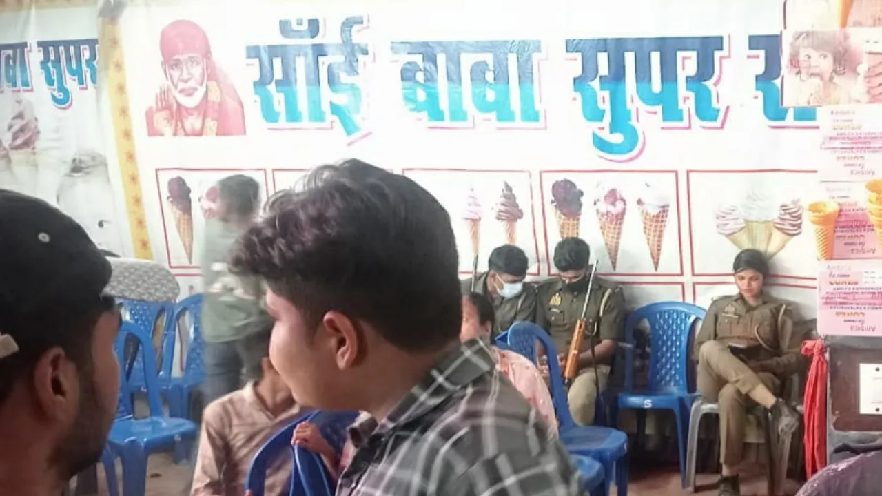 खाकी का खौफ! तोड़ रही दुकानदारी, मेले में लगी दुकान पर ही बैठकर हो रही ड्यूटी