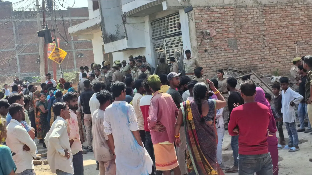 प्रयागराजः अधेड़ महिला का मिला शव, हत्या का आरोप, परिजनों ने किया जमकर बवाल