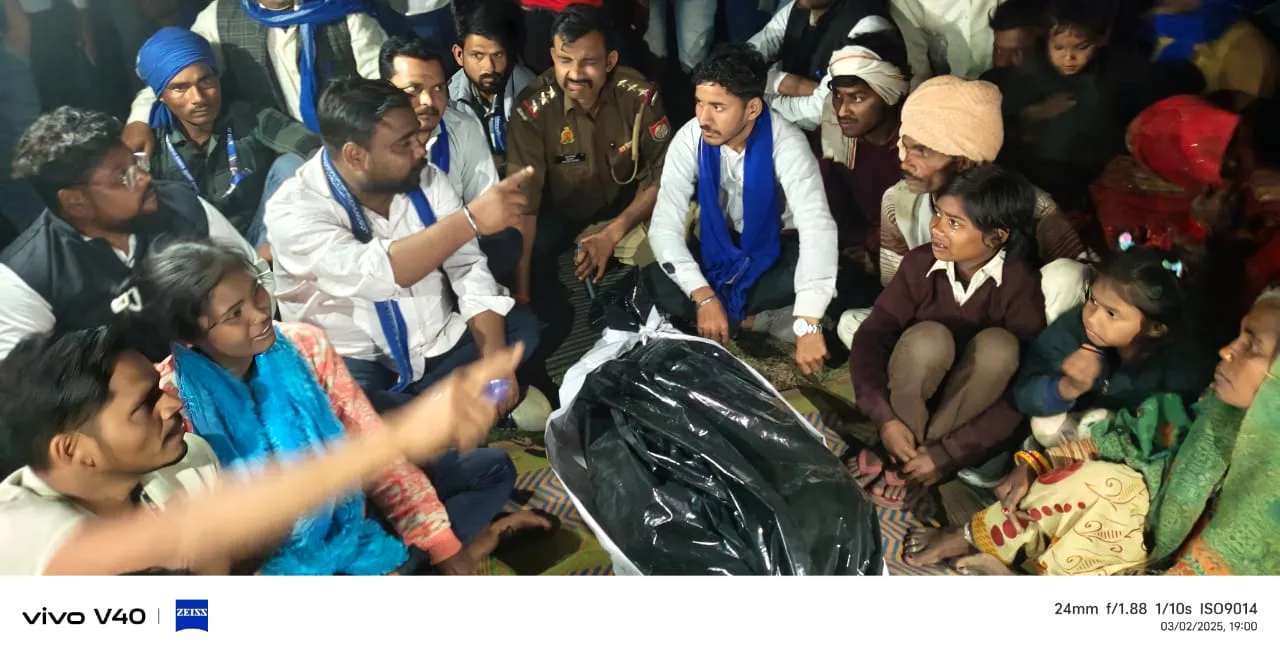 कासगंज: परिजनों ने बेटी का शव रखकर की कार्रवाई की मांग, धरने पर बैठे भीम आर्मी कार्यकर्ता