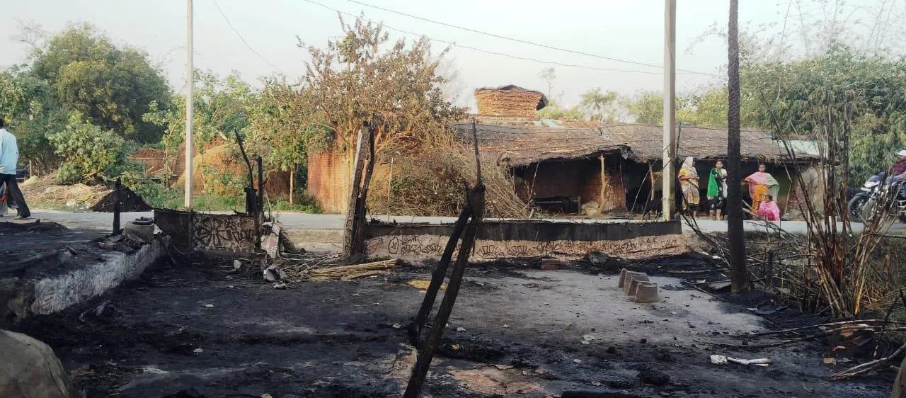 लखीमपुर खीरी: छह घरों में आग लगने से लाखों का नुकसान, दो मवेशी भी जिंदा जले