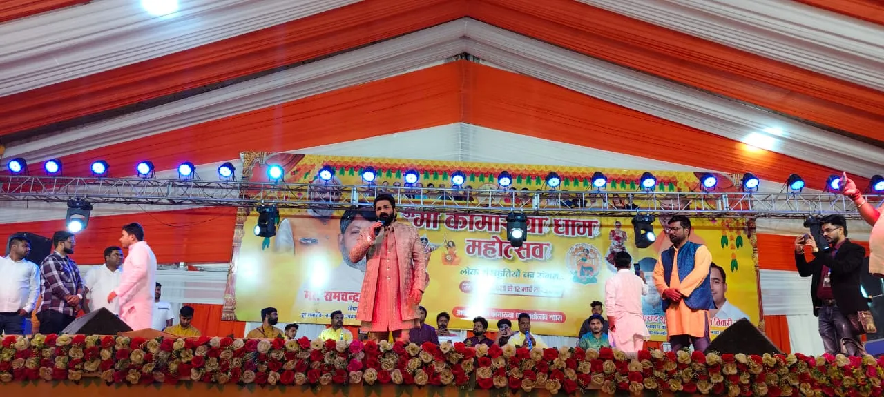 अयोध्या: पावरस्टार पवन सिंह के भोजपुरी गानों पर झूमे दर्शक, थिरकते नजर आए फैंस