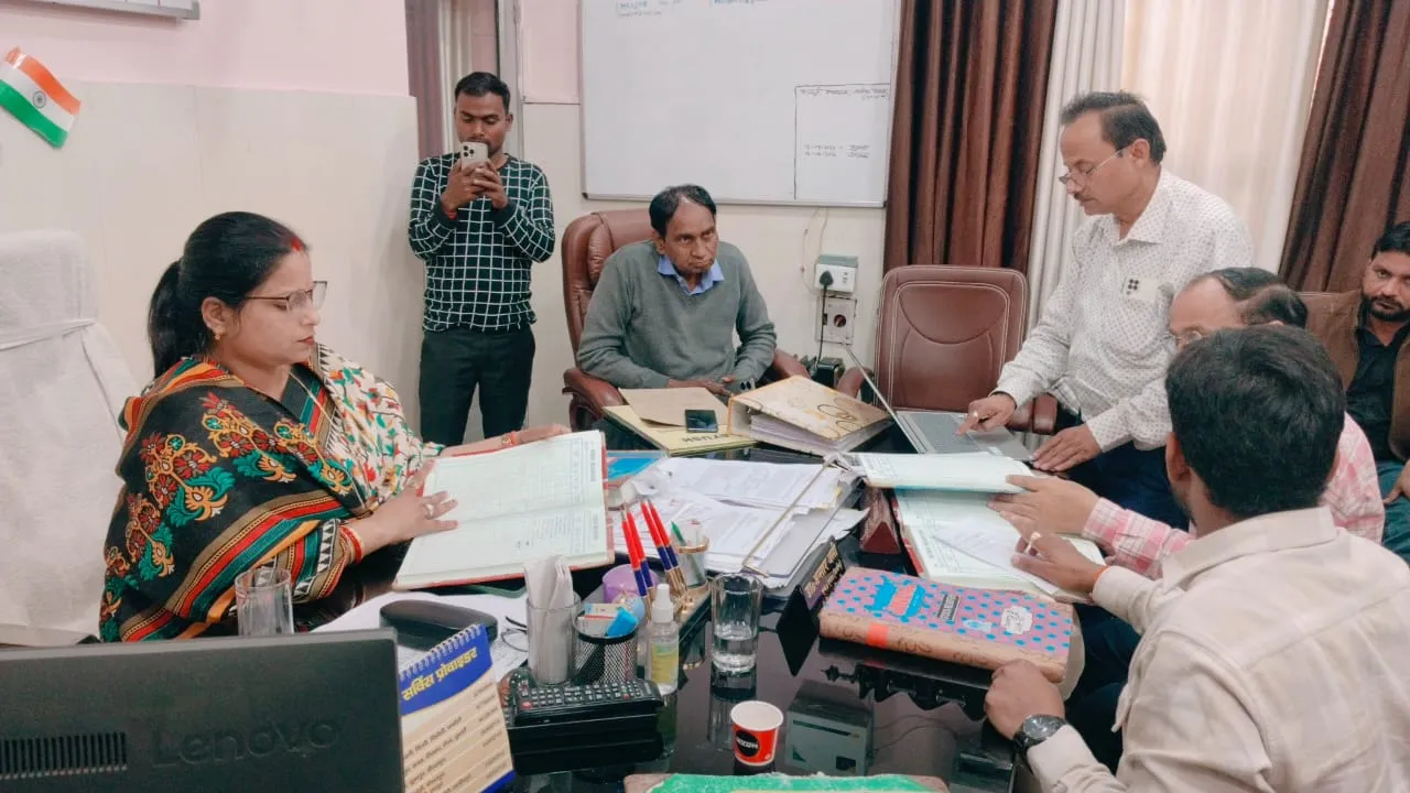 शाहजहांपुर: जिला पंचायत अध्यक्ष ने बिलों में पकड़ी लाखों की गड़बड़ी, 3 घंटे से ज्यादा चली जांच-पड़ताल