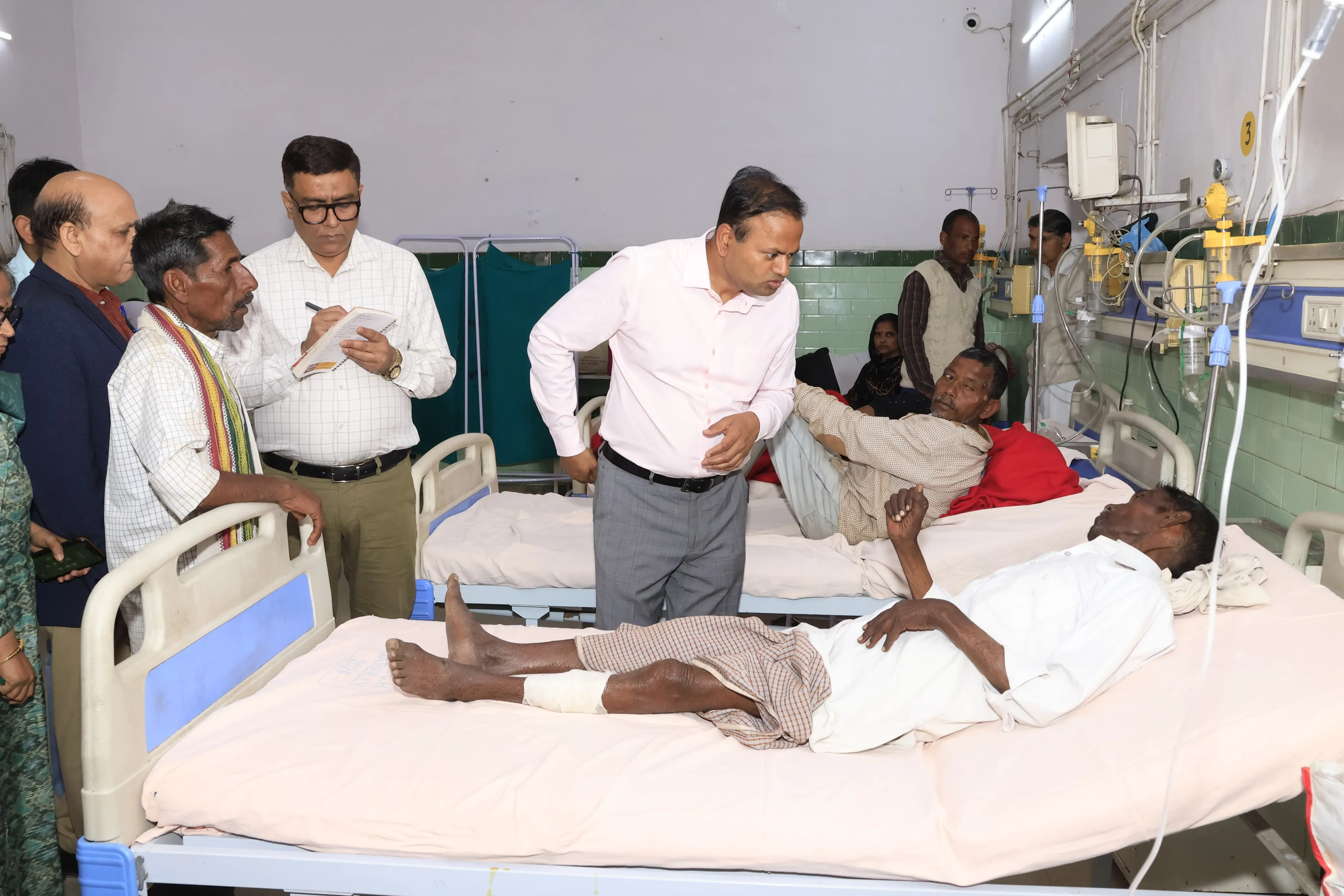 बरेली: डीएम ने किया जिला अस्पताल का निरीक्षण, मरीजों का जाना हाल 