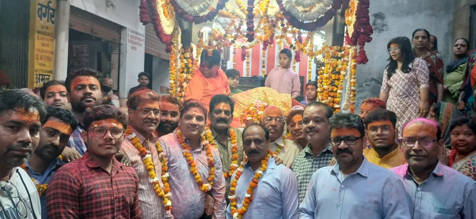 कासगंज: फूलडोल यात्रा में खेली गई फूलों की होली, राधा-कृष्ण के लगे जयकारे