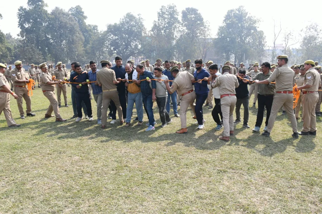 मॉक ड्रिल: लखीमपुर में आईजी के सामने पुलिस ने दंगाइयों को खदेड़ा, फेंके आंसू गैस के गोले 