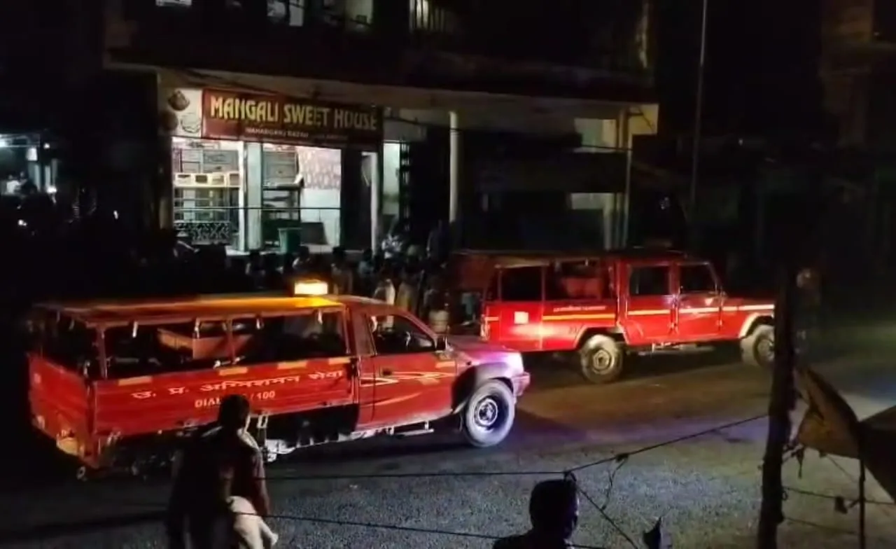 अमेठी: होली-रमजान का सामान जला...मिठाई की दो मंजिला दुकान में लगी भीषण आग, लाखों का नुकसान