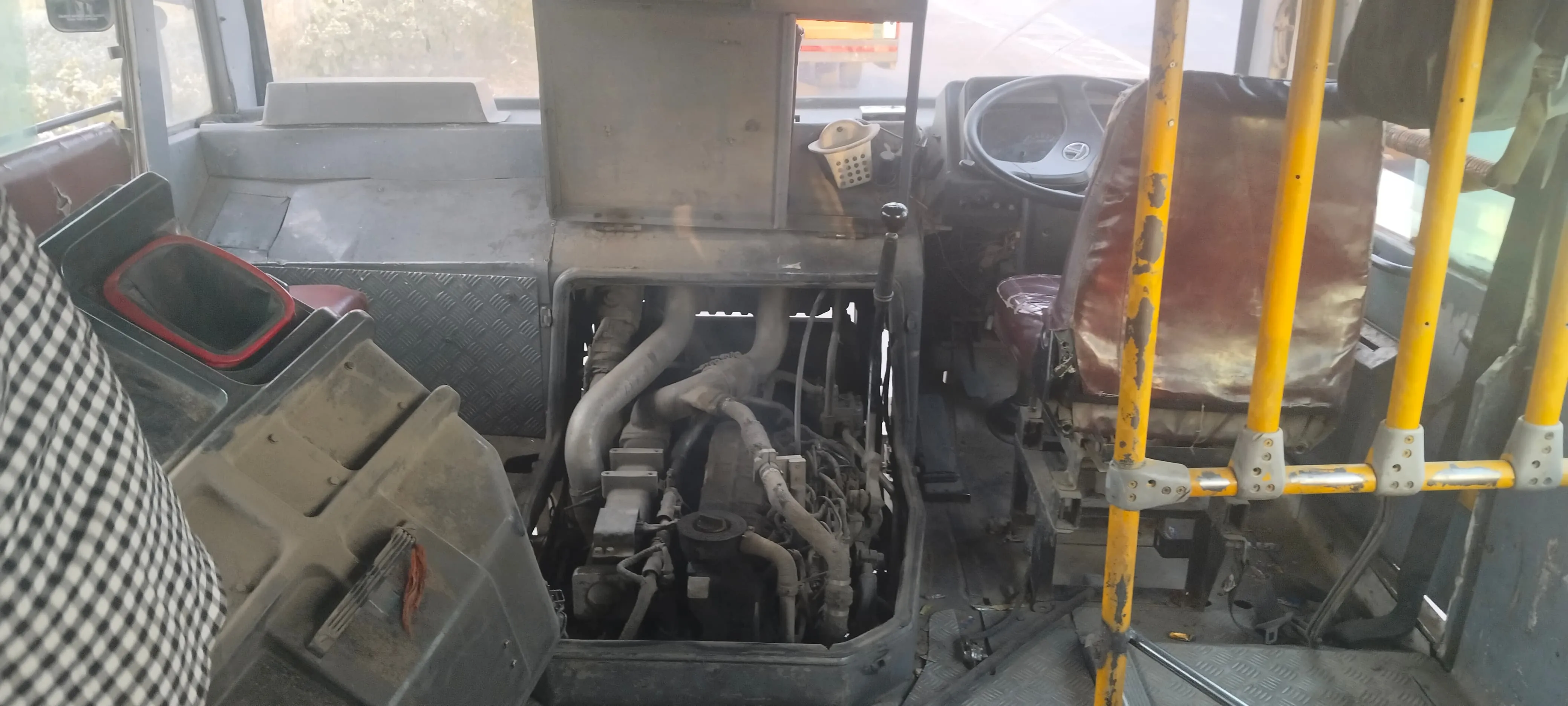 बहराइच: पहले धुंआ निकला फिर इंजन में लगी आग, बस में हादसे से यात्रियों में मची भगदड़    