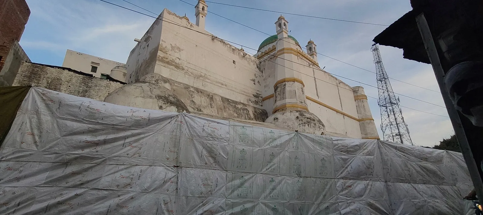 संभल: तिरपाल से ढकी गईं जामा मस्जिद समेत होली जुलूस मार्ग की सभी मस्जिदें 