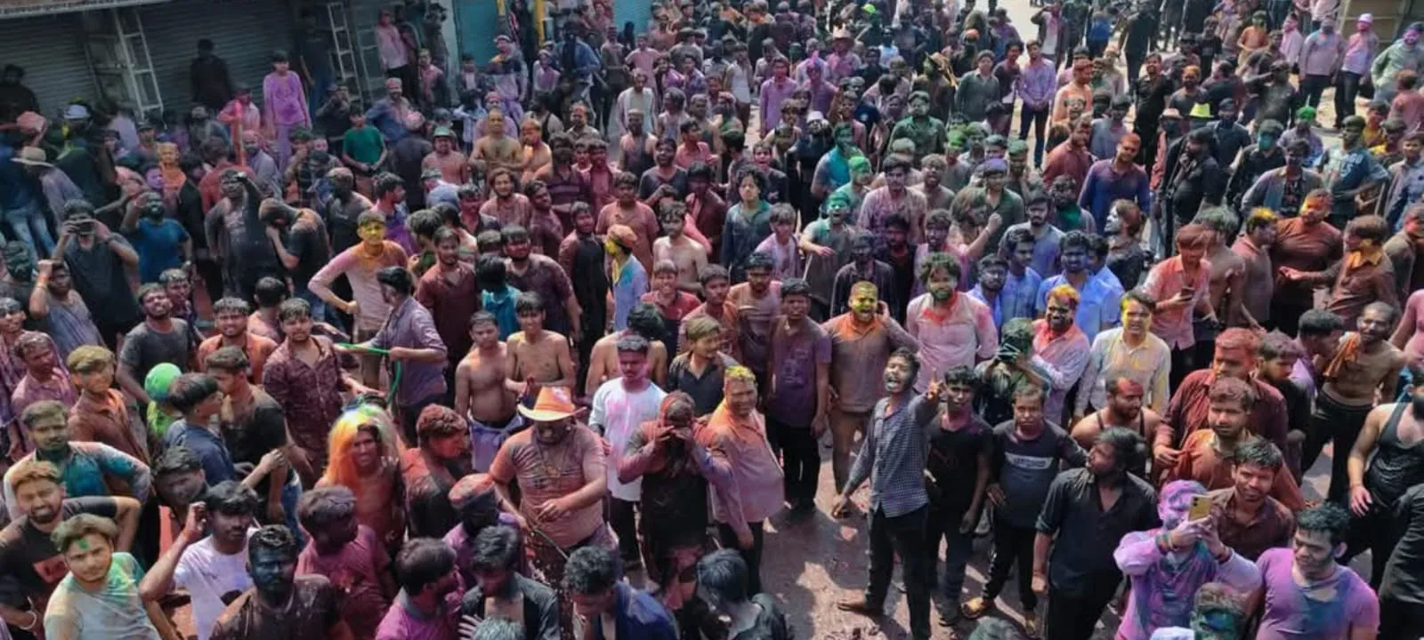 शाहजहांपुर: सुरक्षा घेरे में निकले लाट साहब, जूतों-चप्पलों से हुआ स्वागत