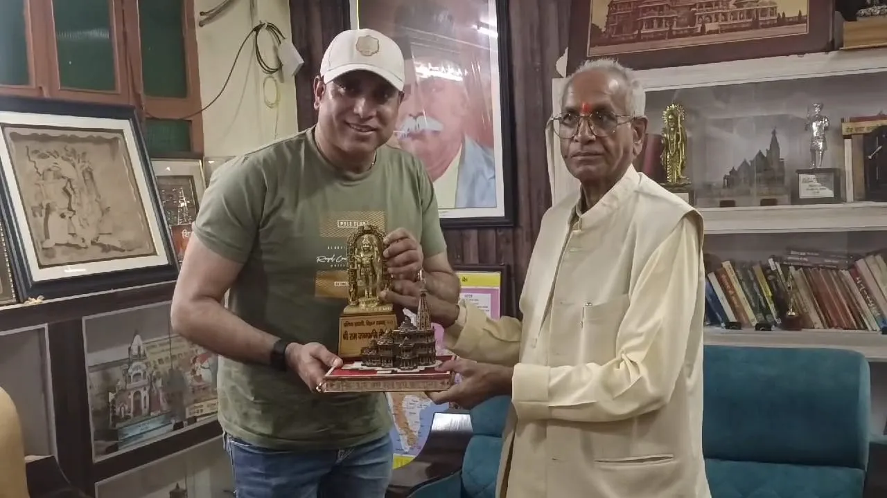 अयोध्या: पूर्व भारतीय क्रिकेटर वीवीएस लक्ष्मण ने परिवार के साथ किया रामलला का दर्शन, ट्रस्ट महासचिव चंपत राय से की भेंट  
