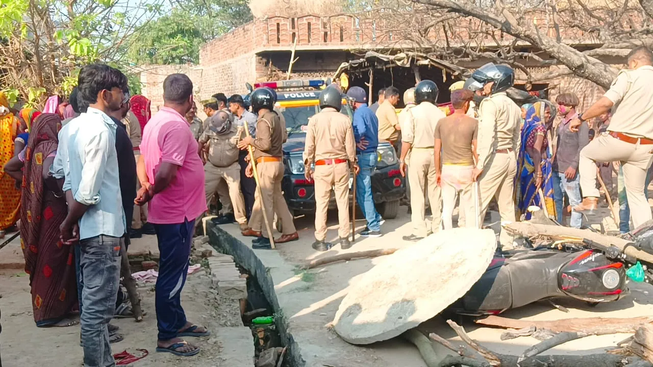 Holi 2025: उन्नाव में मामूली विवाद में जमकर चले ईंट-पत्थर, पुलिस पर भी बोला हमला...दो की मौत