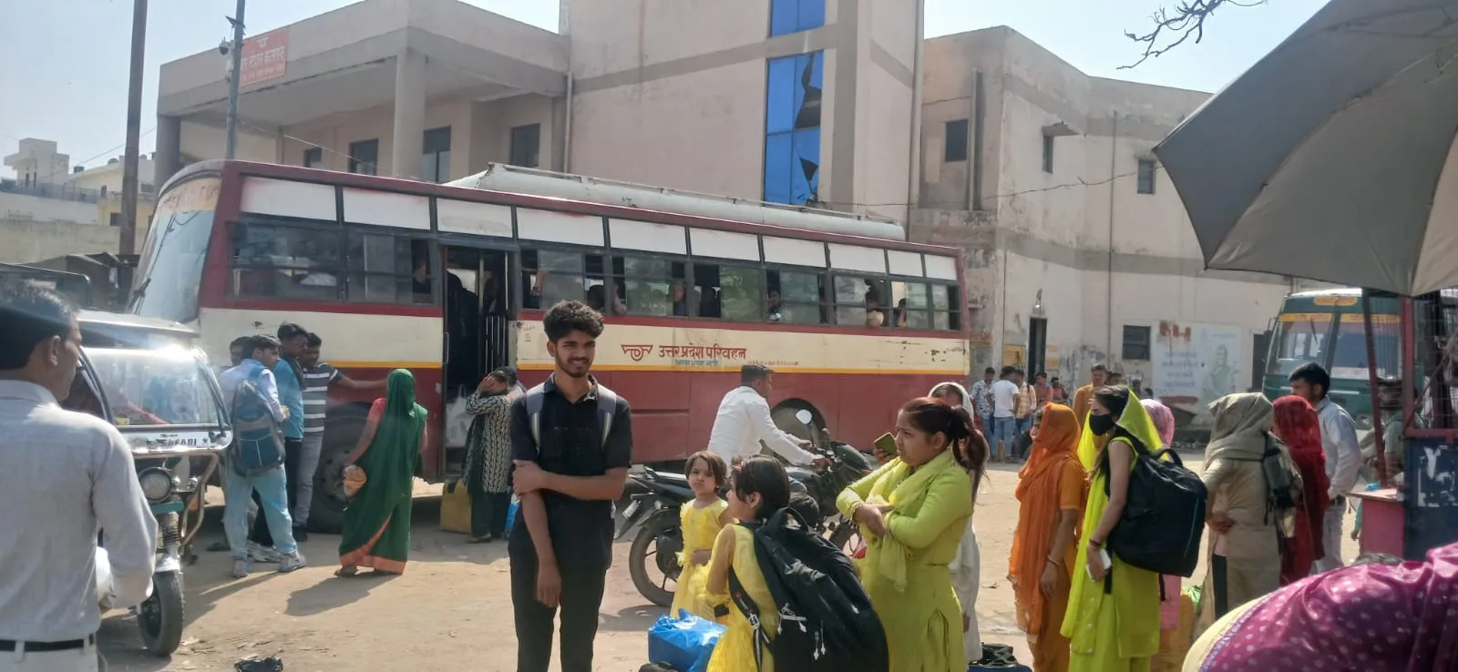 कासगंज: होली के बाद बसों की किल्लत, यात्रियों को करना पड़ा लंबा इंतजार