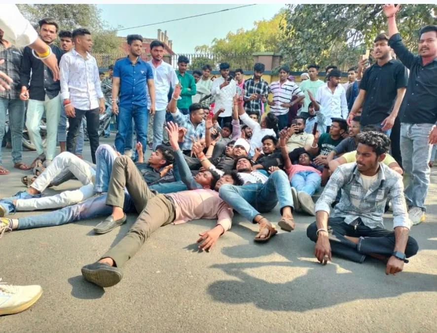 कासगंज: सिपाही की अभद्रता से गुस्साए कार्यकर्ताओं ने किया चक्का जाम, कार्रवाई की मांग