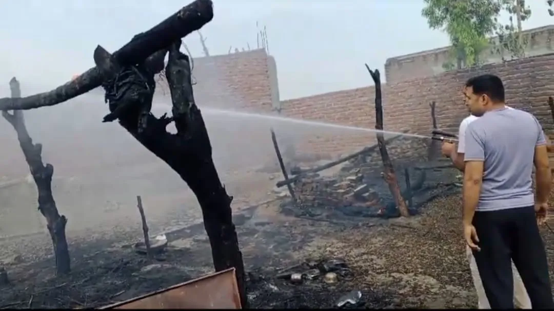 कासगंज: झोपड़ी में लगी आग, घरेलू सामान जलकर हुआ राख