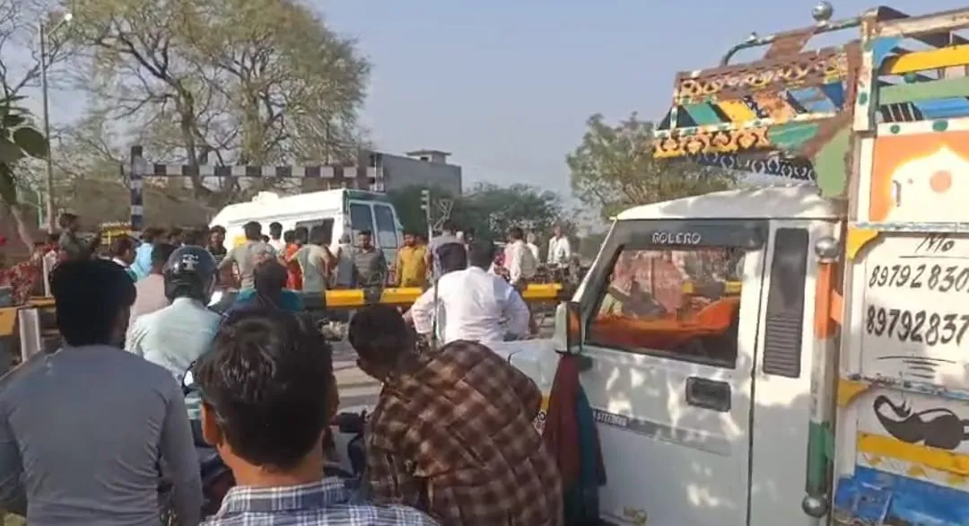 कासगंज: रेलवे फाटक पर बड़ा हादसा टला, गेटमैन की लापरवाही से एंबुलेंस और कार फंसी!
