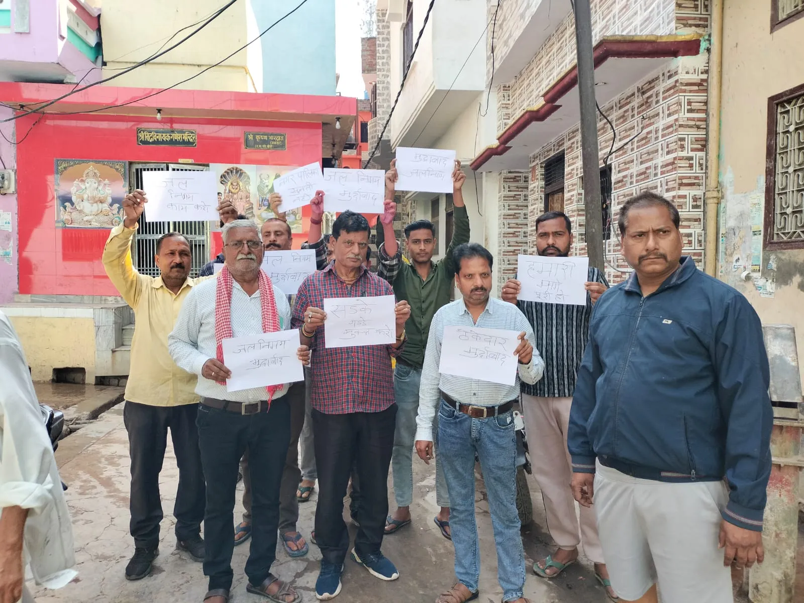 कासगंज: तीर्थनगरी में वाटर पाइप लाइन बिछाने को खोद कर डाल दी सड़कें, लोगों में नाराजगी