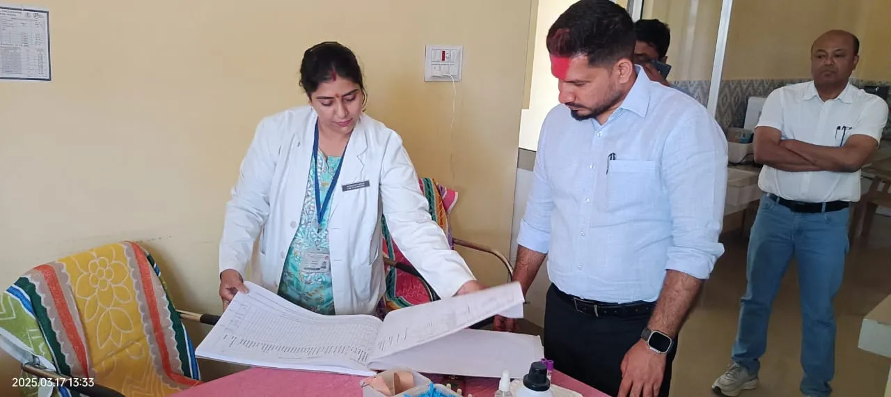 बाराबंकी: डिस्पोजल पिट में एक्सपायर दवाएं देख भड़के डीएम, कार्रवाई के निर्देश 