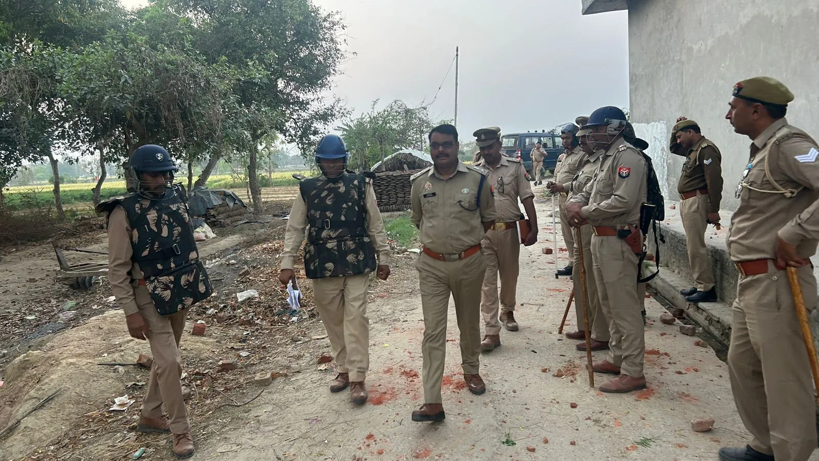 कासगंज: ट्रैक्टर निकालने को लेकर दो पक्षो में विवाद, जमकर चले लाठी-डंडे और पथराव 