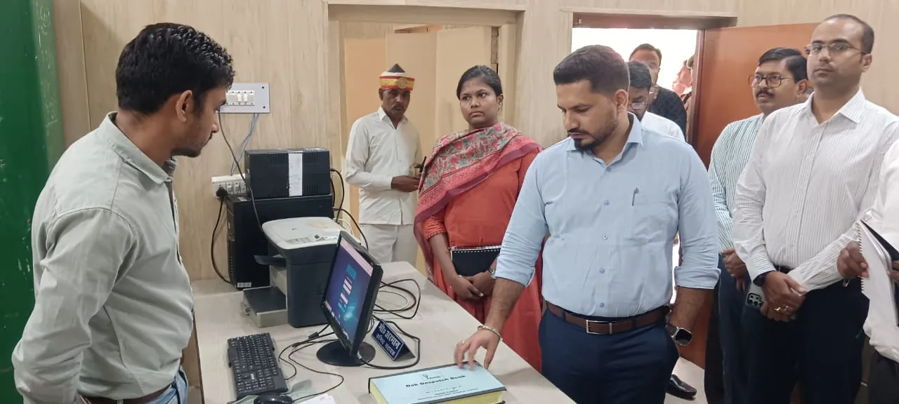 बाराबंकी: चौपाल में जनता ने लगाई शिकायतों की झड़ी, भड़के डीएम...कर्मचारियों को जमकर लगाई फटकार  