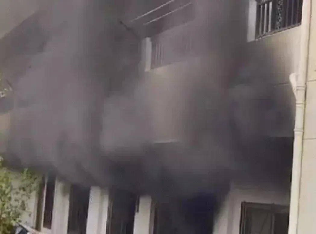 प्रयागराज: चार मंजिला इमारत में लगी आग, जान बचाकर भागे लोग...चारों तरफ फैला धुंए का गुब्बार