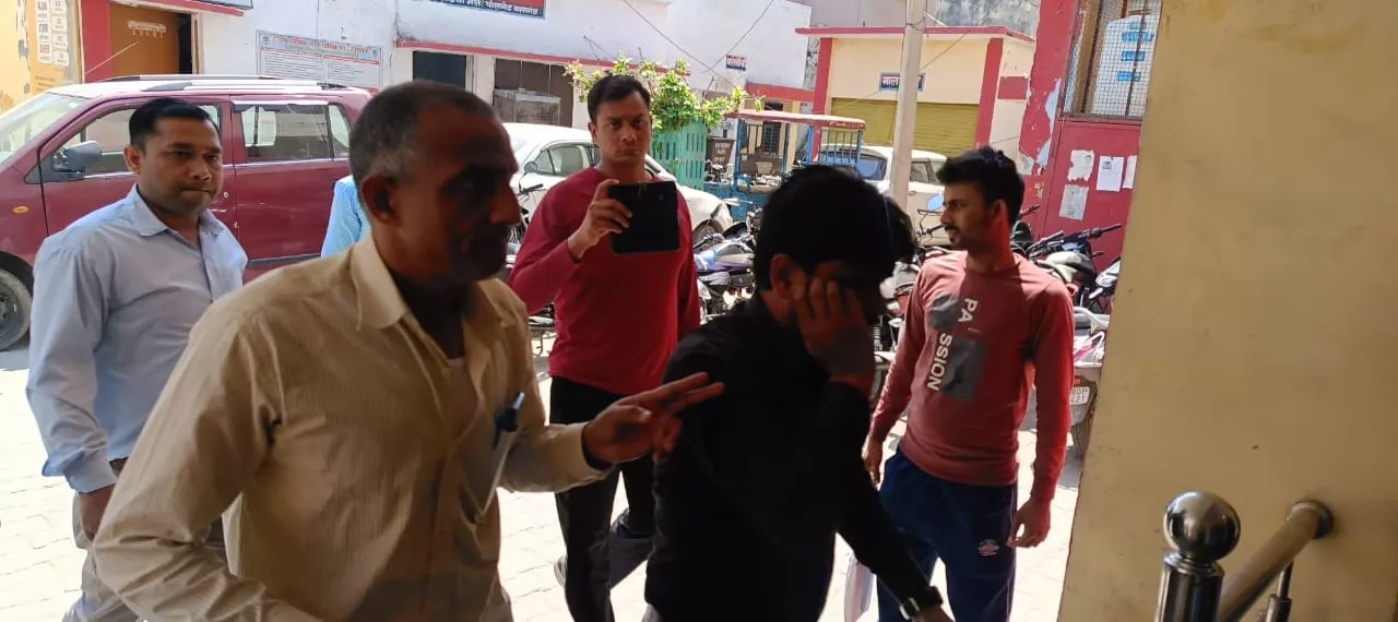 कासगंज में एंटी करप्शन की टीम की बड़ी कार्रवाई, DDO का लिपिक 25 हजार रिश्वत लेते दबोचा 