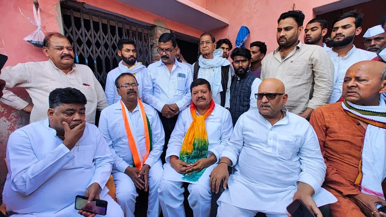 अयोध्या: लखनऊ में हुई घटना की पीड़िता के घर पहुंचे अजय राय, बोले- प्रदेश में कानून व्यवस्था ध्वस्त