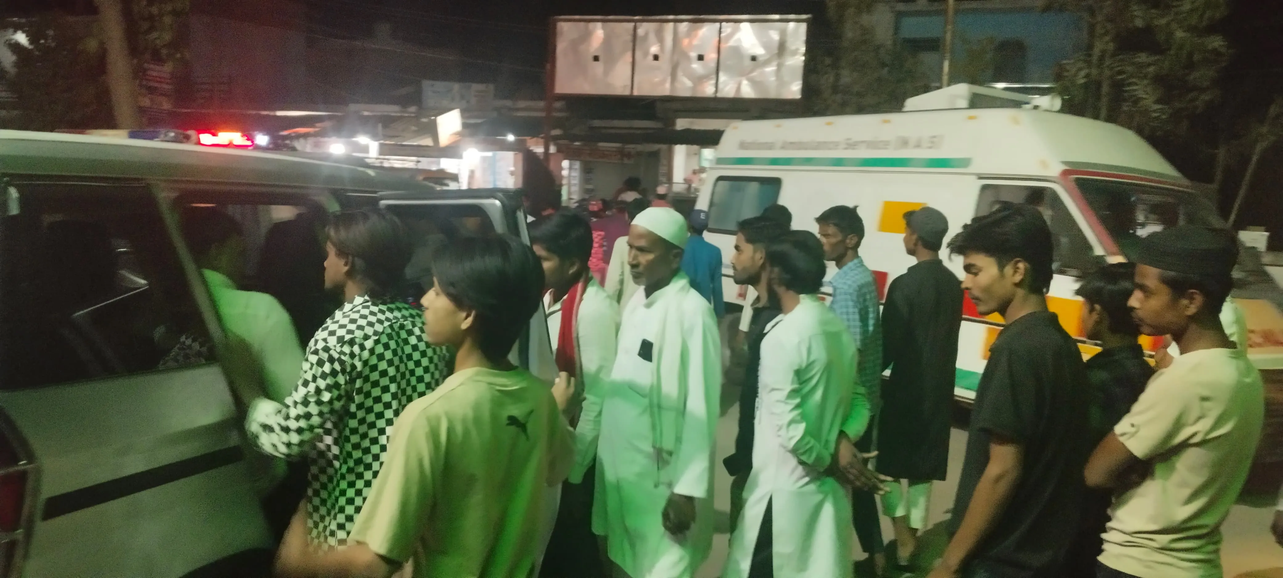 बहराइच: जरवल नगर पंचायत अध्यक्ष पति ने घाघरा में लगाई छलांग, पुलिस ने बचाया  