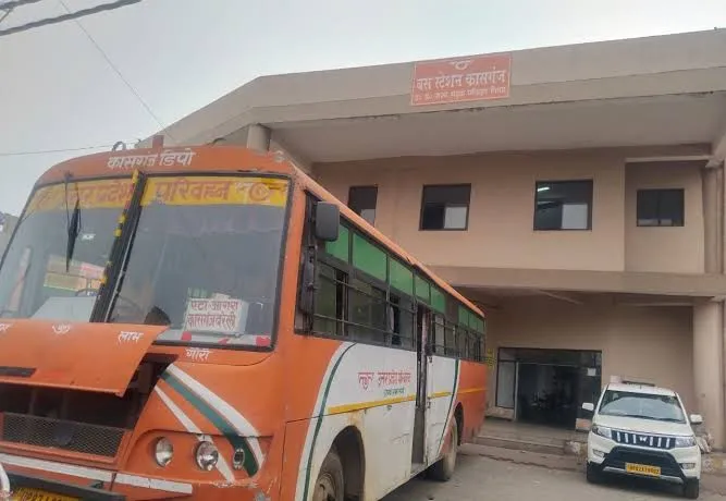 कासगंज: स्पीड ब्रेकर तो बन गए अब कैसे लगे लापरवाह चालकों पर लगाम? सगे भाई-बहन की जा चुकी है जान