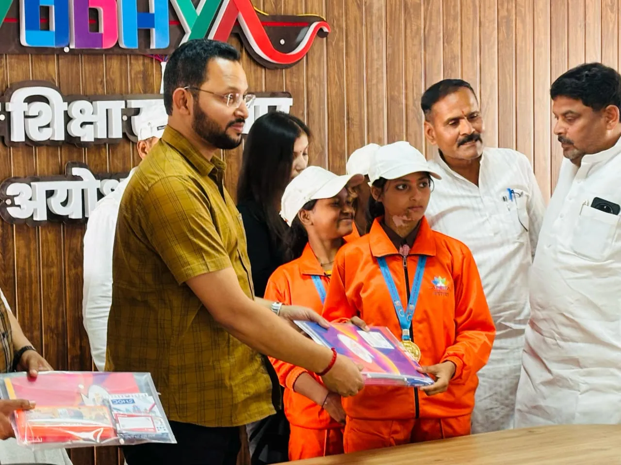 अयोध्या: राज्य स्तरीय प्रतियोगिता में बेसिक के बच्चों ने झटका एक स्वर्ण व दो रजत, हुआ सम्मान  
