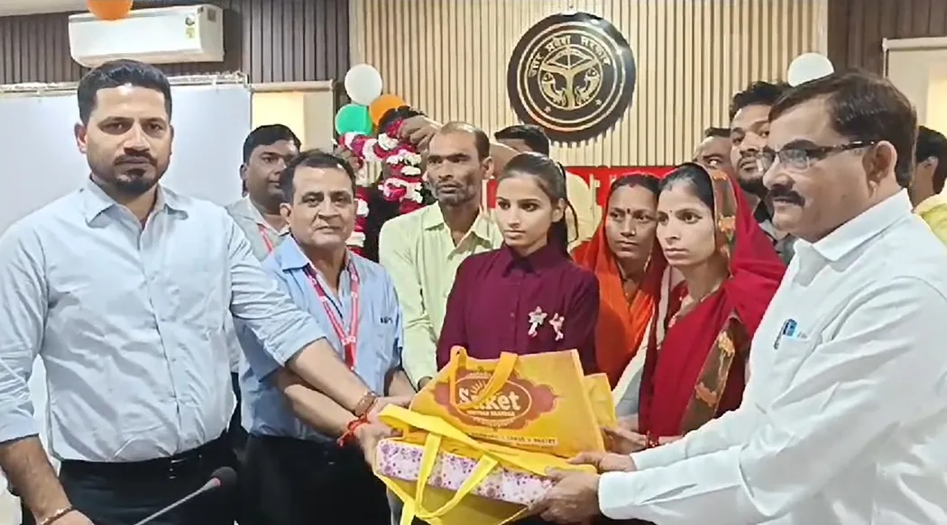 बाराबंकी: पांच साल बाद अपनों से मिलीं पार्वती, डीएम ने धूमधाम से किया विदा...इस जगह जी रही थीं लावारिस जैसी जिंदगी    