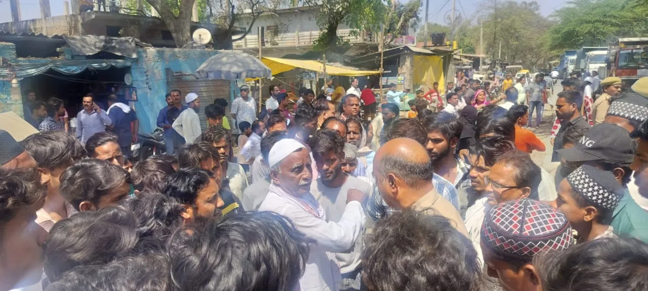 बाराबंकी: डंपर ने वृद्ध को रौंदा, भीड़ ने चालक को पीटा...पुलिस से धक्का मुक्की