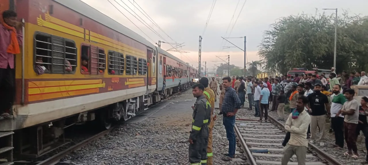 बाराबंकी: अंत्योदय एक्सप्रेस के पहियों में लगी आग, यात्रियों में हाहाकार