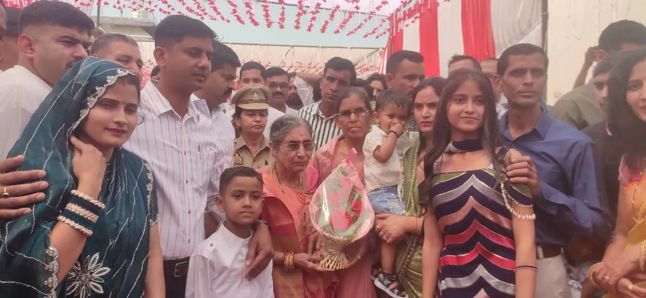 अमरोहा: पीएम मोदी की पत्नी जसोदा बेन ने कहा- प्रयागराज संगम में नहाने की इच्छा है