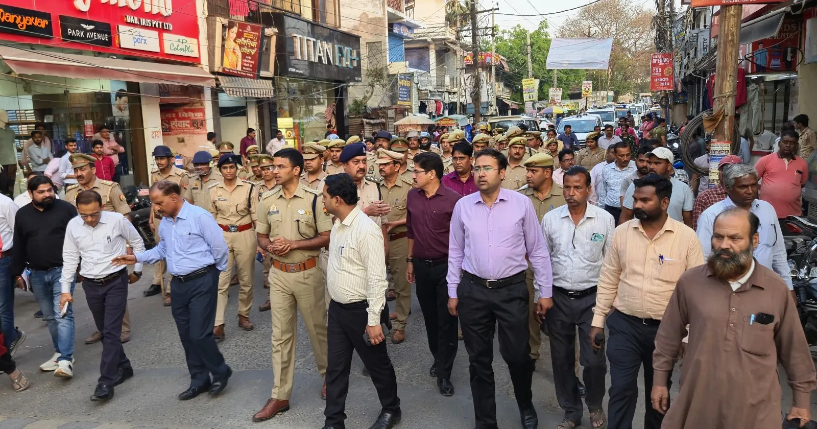 पीलीभीत: डीएम-एसपी निकले तो 50 मिनट में अतिक्रमण मुक्त हुआ फुटपाथ, कई वाहनों के चालान