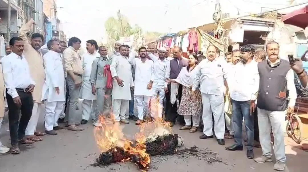 बहराइच: कांग्रेस स्लीपर सेल का कांग्रेसियों ने जलाया पुतला, जानें पूरा मामला 