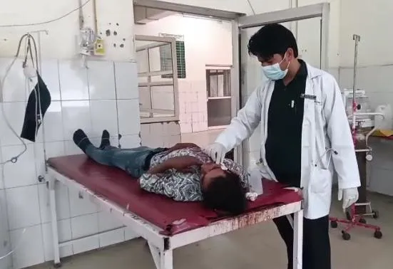 बदायूं: खेत की मेड़ के विवाद में कई राउंड फायरिंग, छर्रे लगने से पिता-पुत्र घायल