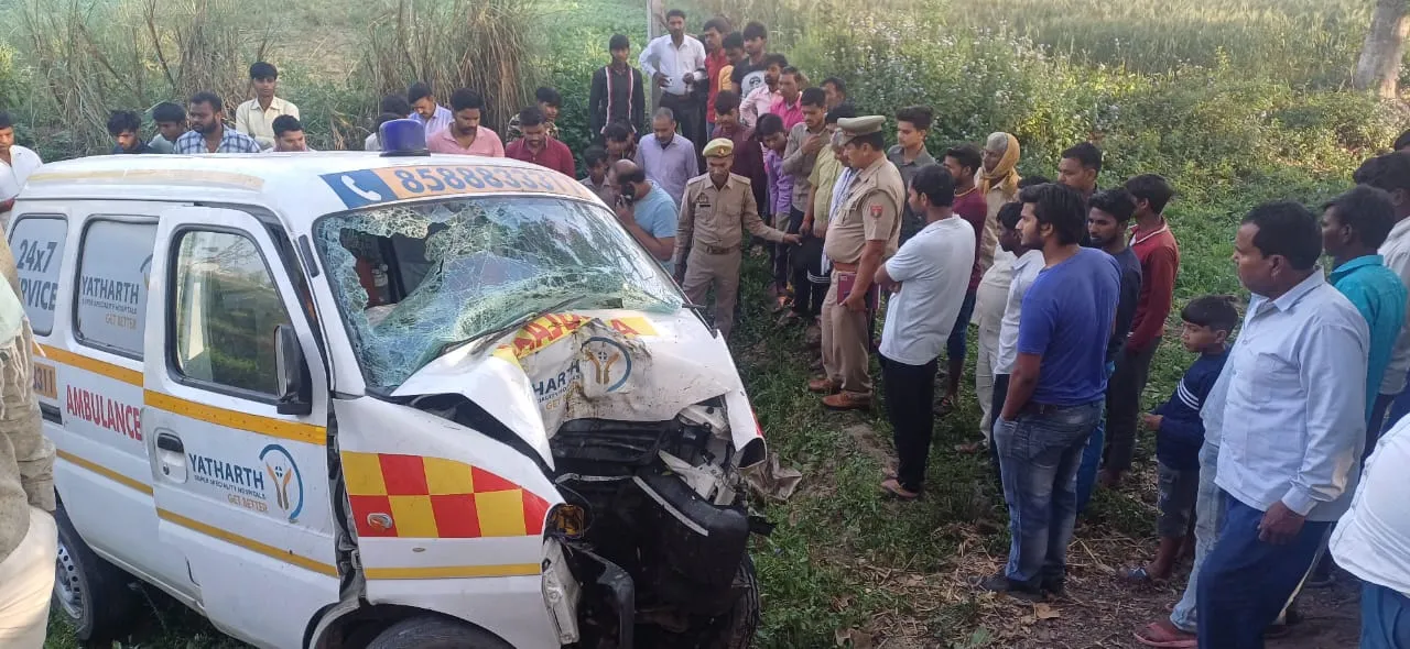 कासगंज: एंबुलेंस अनियंत्रित होकर पेड़ से टकराई, चालक की मौत