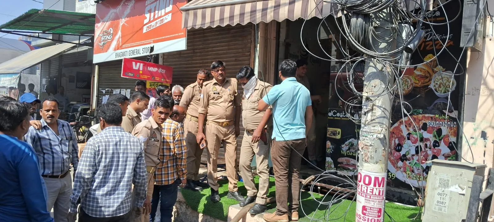 बदायूं के इस रेस्टोरेंट में लगी आग, दो लोग झुलसे, मची अफरा-तफरी