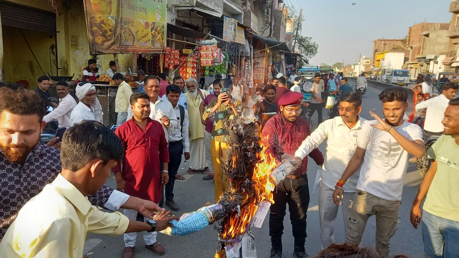 बदायूं: राज्यसभा सदस्य का पुतला फूंका, राज्यसभा से निष्कासन की मांग