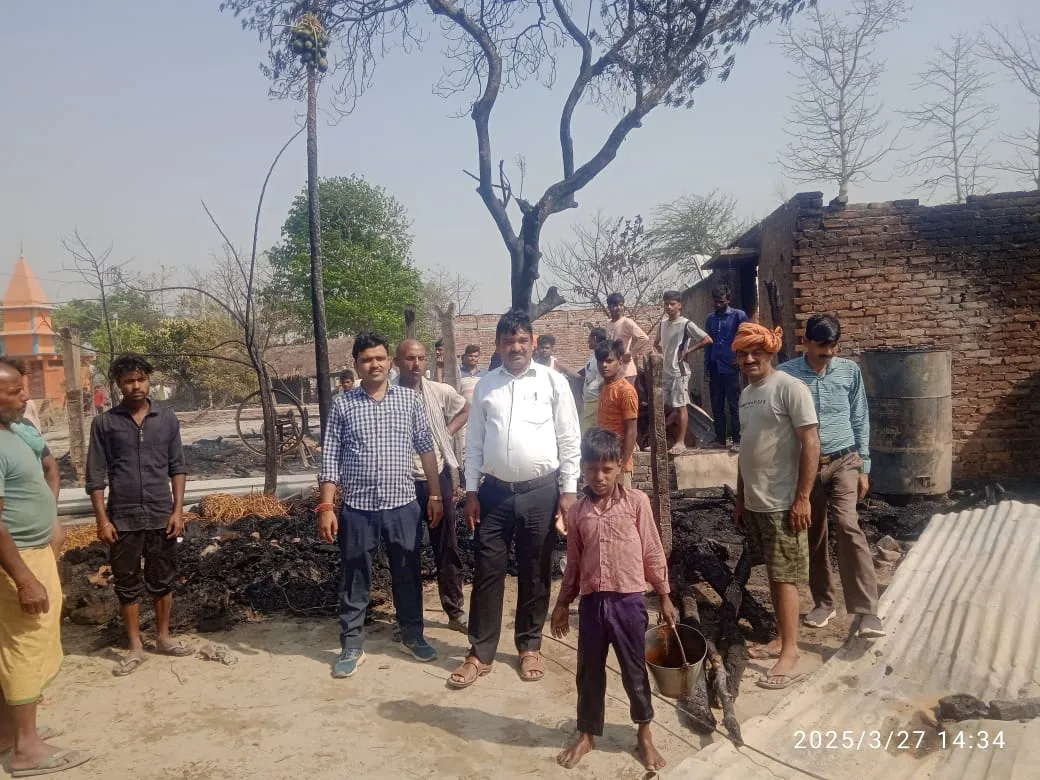 लखीमपुर खीरी: चूल्हे की चिंगारी से लगी आग, दस घर जलकर राख 
