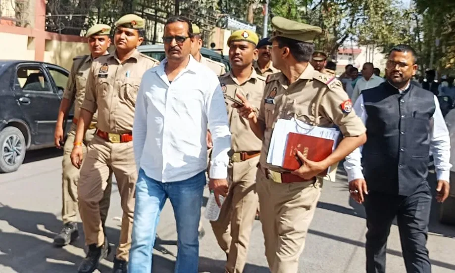 लखीमपुर खीरी: यूट्यूबर की रंगदारी के आरोप में गिरफ्तारी, पत्रकारों का विरोध, कोर्ट ने एसओ को तलब किया