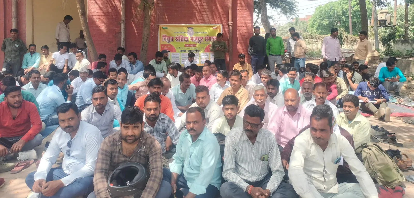 शाहजहांपुर: बकाया मानदेय न मिलने पर बिजली संविदा कर्मचारियों का भड़का गुस्सा, जमकर प्रदर्शन