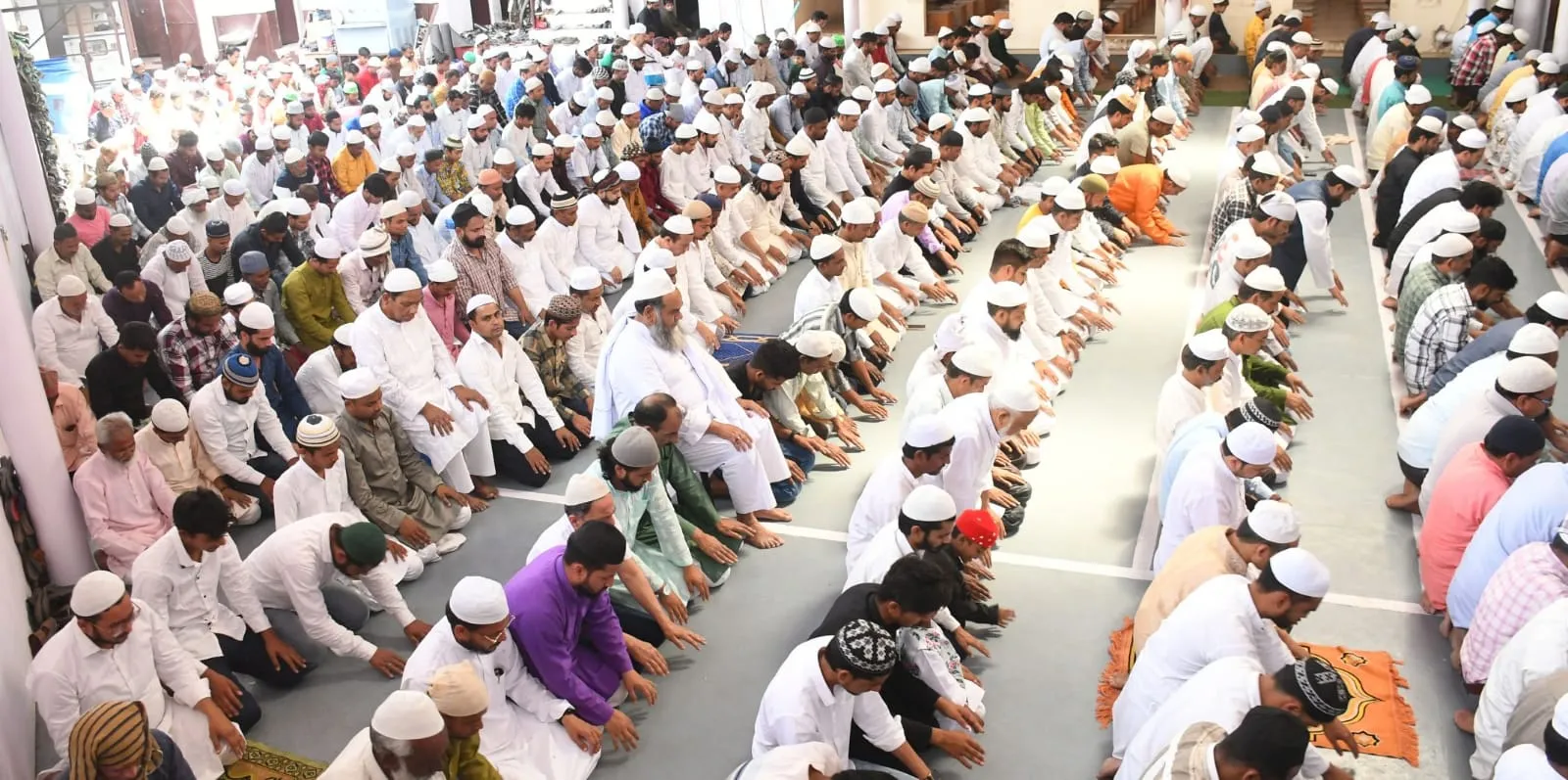 बाराबंकी: रोजेदार मुस्लिमों ने अदा की अलविदा जुमा की नमाज, सजदे में झुके लाखों अकीदतमंदों के सिर