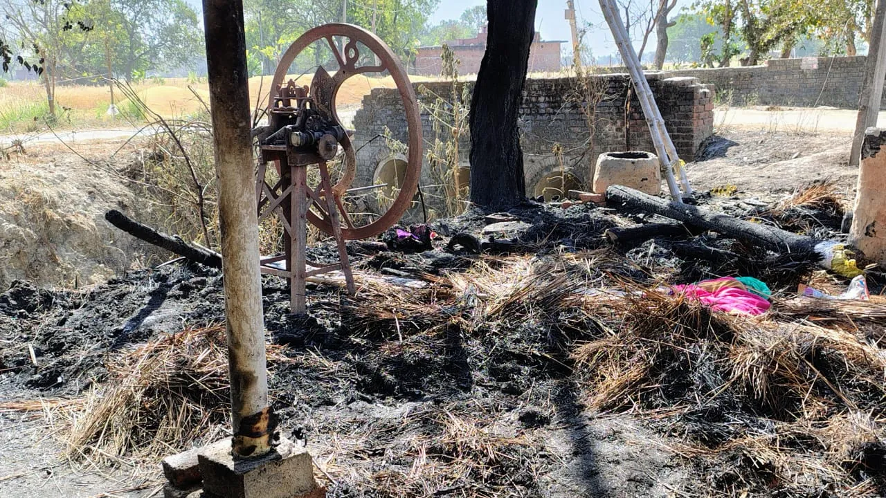अयोध्या: आग से राख हुआ गरीब का आशियाना, 15 हजार नकदी सहित बाइक जली